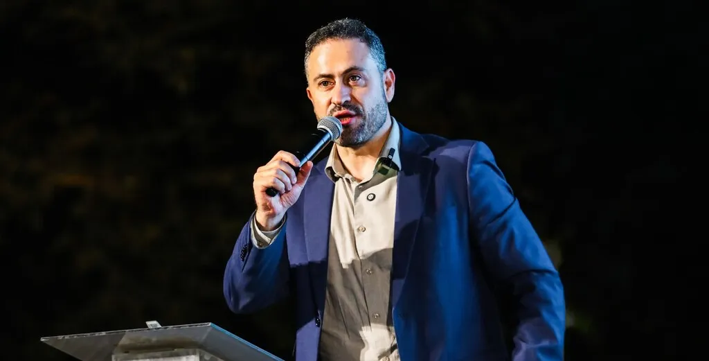 Deputado Kiko Celeguim segura microfone durante discurso em Franco da Rocha