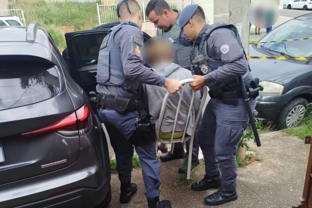 Idosa acamada é retirada de casa com cadeira após carro atingir imóvel em Jundiaí