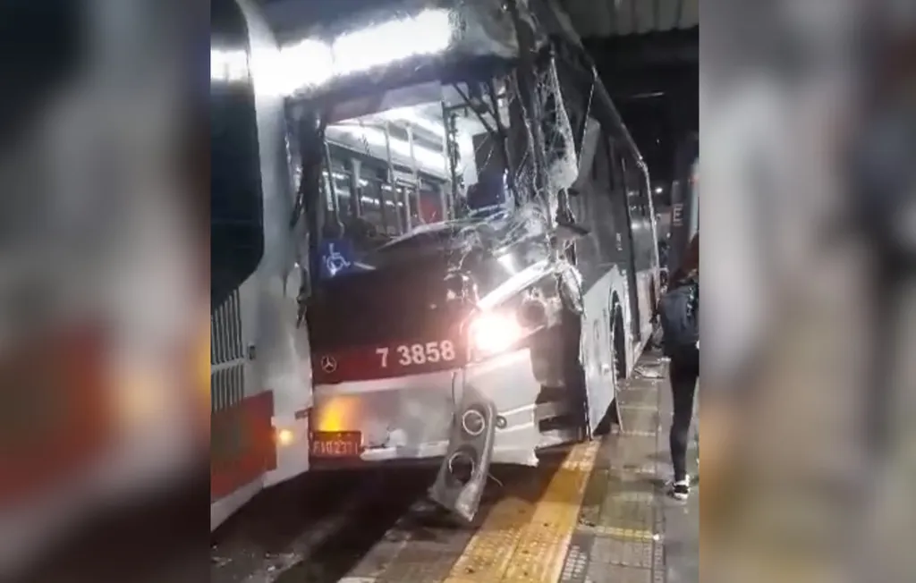 Ônibus invade área de embarque do Terminal Jardim Ângela, na Zona Sul de São Paulo