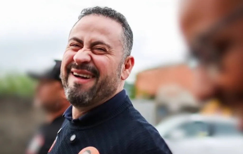 Imagem do deputado Kiko Celeguim sorrindo durante caminhada de campanha