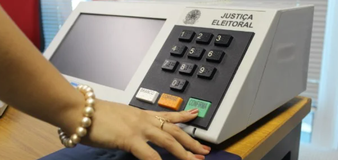 Voto feminino completa 94 anos no Brasil e 30 anos da urna eletrônica nesta terça (24)