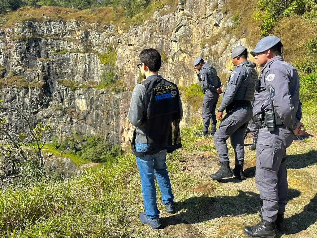 Policiais militares e fiscal do Procon-SP na Pedreira do Dib, em Mairiporã