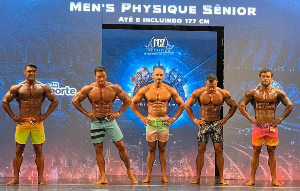 Imagem mostra quatro atletas de fisiculturismo durante competição do Men’s Physique Sênior