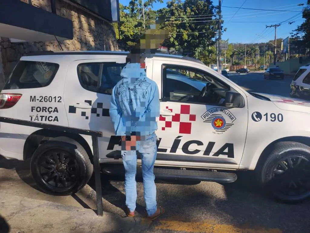 Suspeito de tráfico de drogas sendo preso, em frente a delegacia de Franco da Rocha