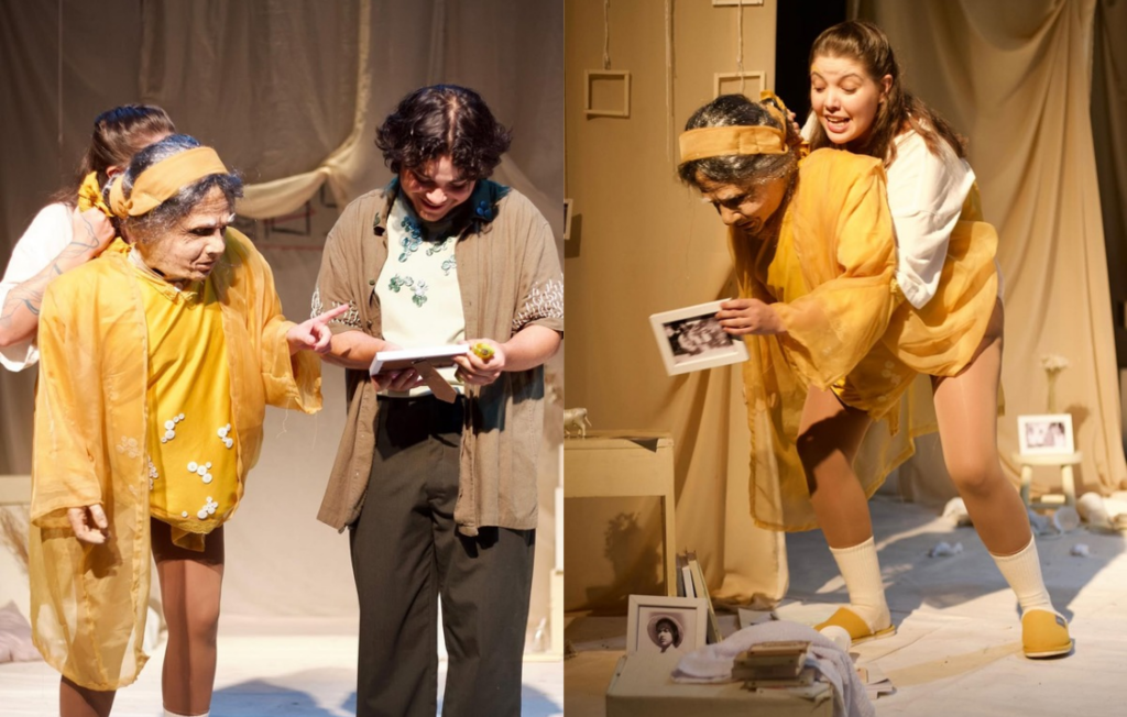 Duas cenas do espetáculo teatral mostram uma mulher idosa caracterizada, com expressão confusa, interagindo com personagens mais jovens em um cenário doméstico; em uma imagem, ela aponta para um objeto enquanto um jovem observa um porta-retratos, e na outra, uma atriz a apoia pelas costas enquanto segura uma fotografia, em meio a um ambiente com quadros, móveis e objetos espalhados que reforçam a atmosfera de memória e desordem.