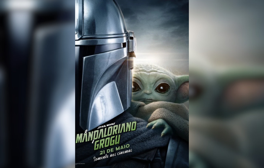 Pôster do filme “O Mandaloriano e Grogu”, do universo Star Wars. À esquerda, aparece o capacete metálico prateado do Mandaloriano refletindo a luz, e à direita, Grogu (conhecido como Baby Yoda) olha para frente com expressão serena, envolto em seu manto. O fundo mostra um céu nublado com luz suave. Na parte inferior, o texto em português anuncia o título “O Mandaloriano e Grogu”, a data de estreia “21 de maio” e a frase “Somente nos cinemas”.