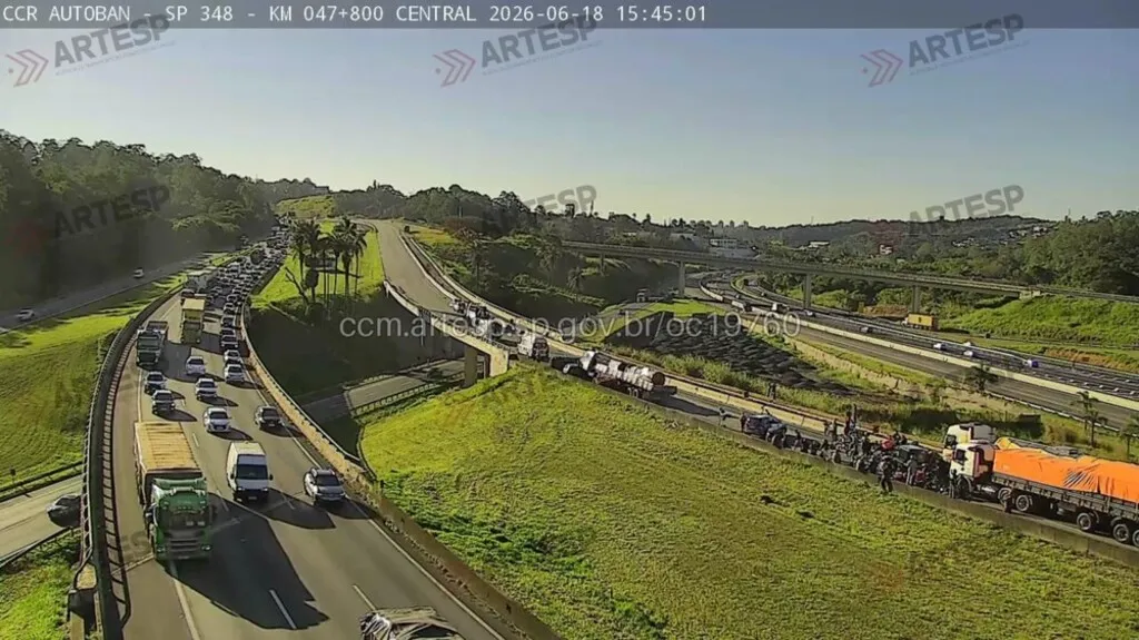Engavetamento com caminhão e seis carros bloqueia Bandeirantes em Jundiaí e deixa feridos