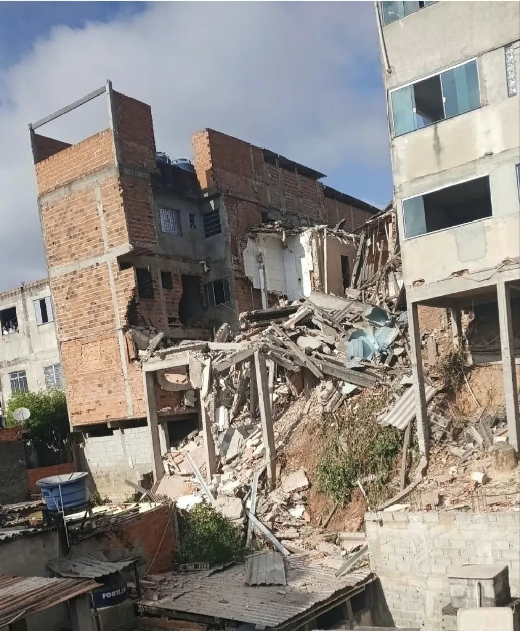 Explosão de botijão de gás deixa feridos e interdita casas no Jaraguá, em São Paulo