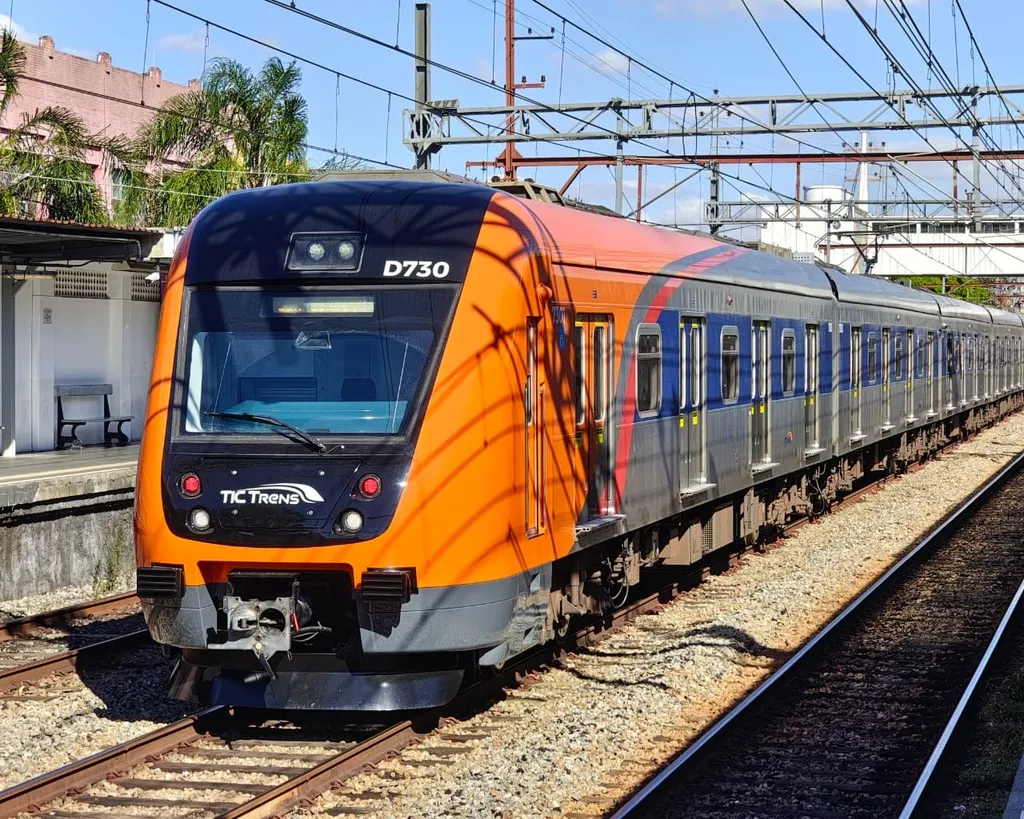 Imagem de um trem da Linha 7-Rubi, em uma estação