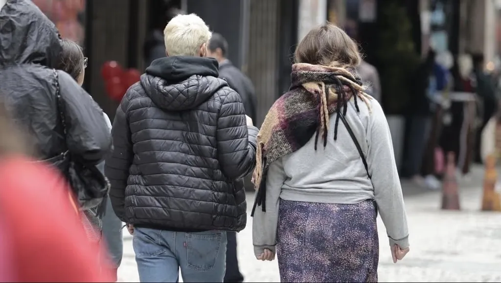 Pessoas agasalhadas andando na rua em São Paulo