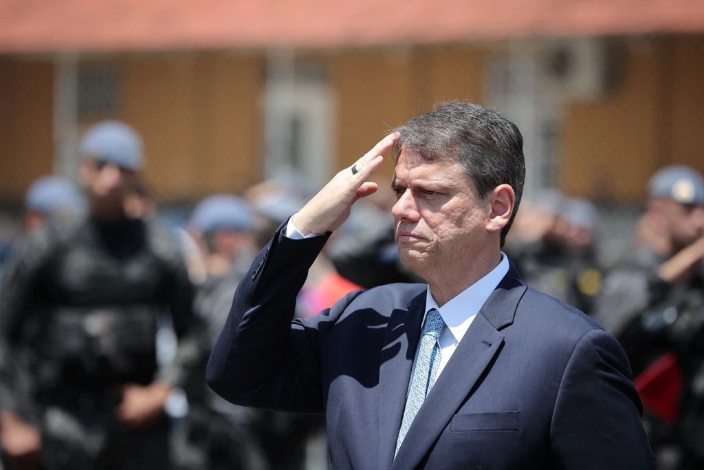 Tarcísio sanciona lei que torna obrigatória a execução do Hino Nacional em escolas de SP