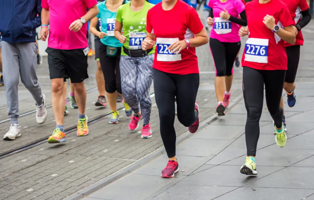 Pessoas competindo em uma corrida de rua
