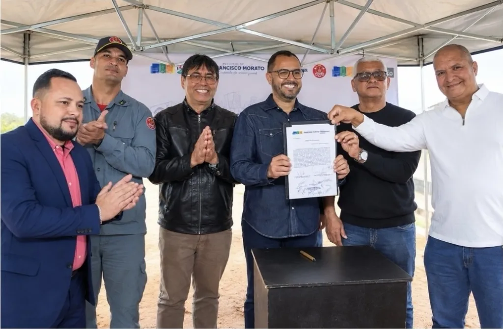 Autoridades presentes na cerimônia de assinatura da autorização de construção da base operacional do Corpo de Bombeiros de Francisco Morato