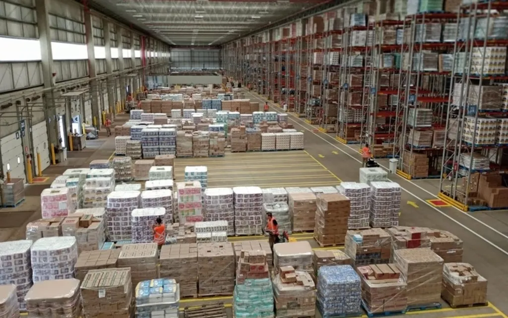 Imagem mostra parte interna de um Centro de Distribuição do Assaí
