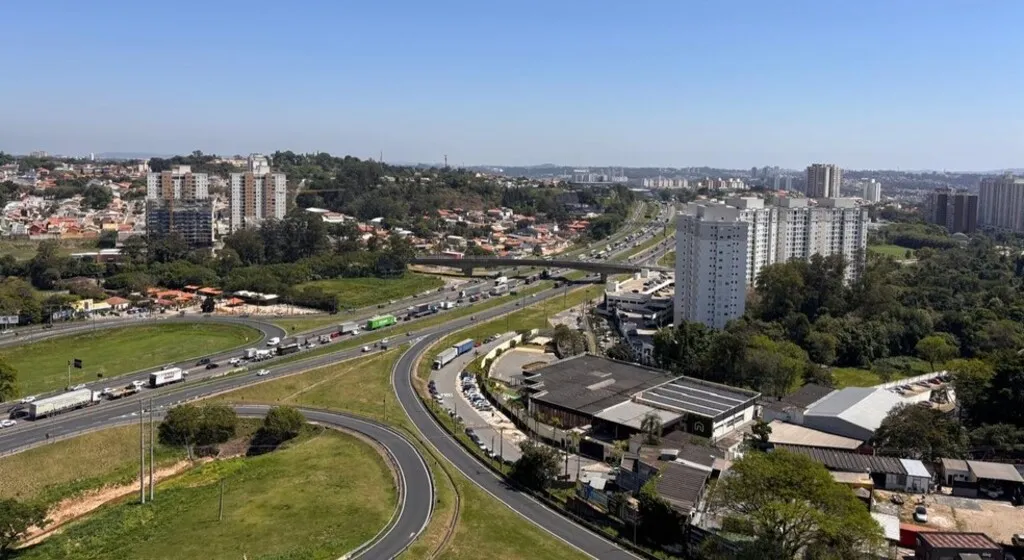 Acidente com carreta mata motociclista e provoca lentidão na Anhanguera, em Jundiaí