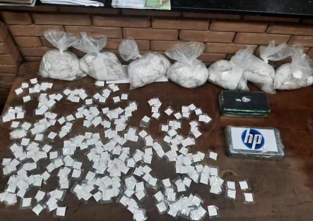 PRF apreende 4 mil papelotes de cocaína e 2 kg de drogas na Fernão Dias, em Mairiporã