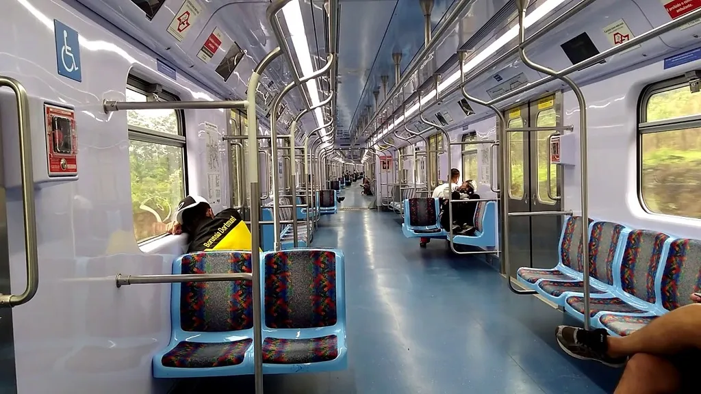 Imagem do interior de um trem da Linha 7-Rubi da TIC Trens