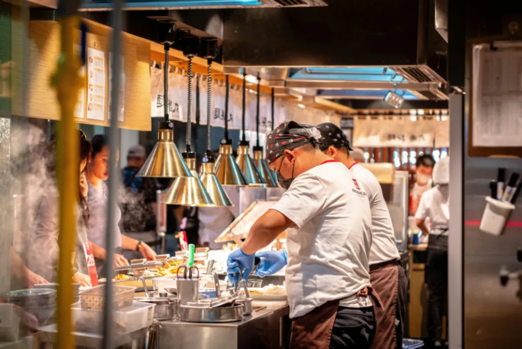 Pessoas trabalhando em uma cozinha de restaurante