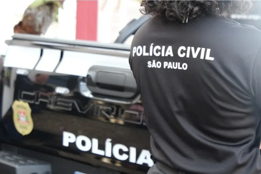 Uma agente da Polícia Civil de São Paulo de costas para a foto