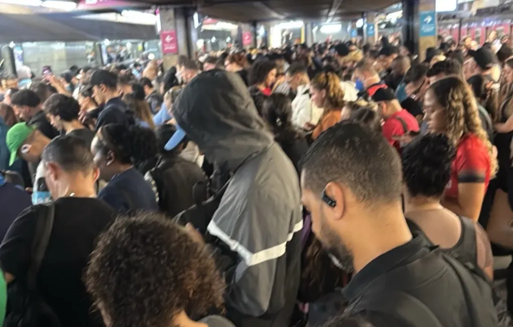 Imagem mostra a estação da Barra Funda com superlotação