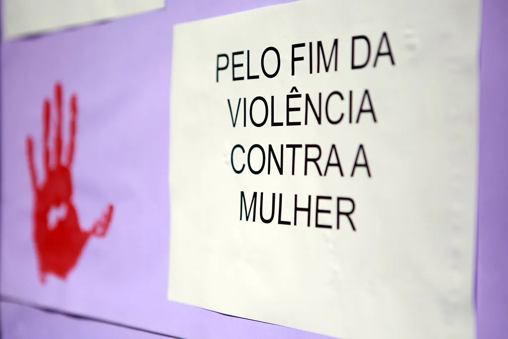 Placa com a frase: pelo fim da violência contra a mulher