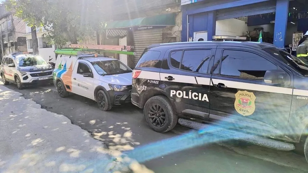 Uma viatura da Polícia Civil junto com com um carro da Neoenergia Elektro