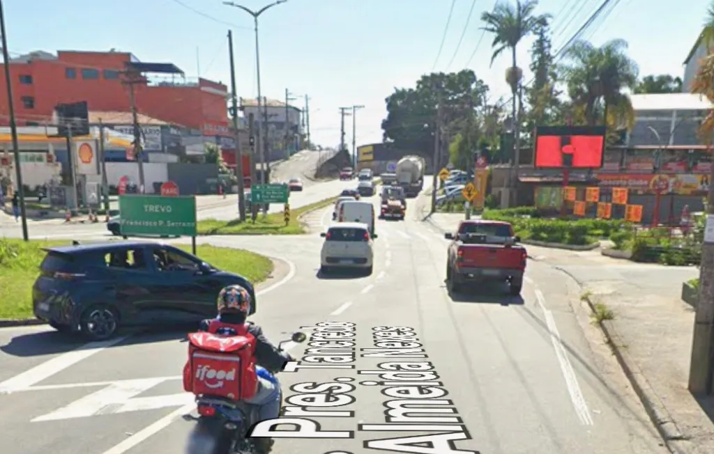 Print do Google Street View da Rodovia Presidente Tancredo de Almeida Neves, na altura do número 2170, onde houve um acidente entre uma moto e um ônibus