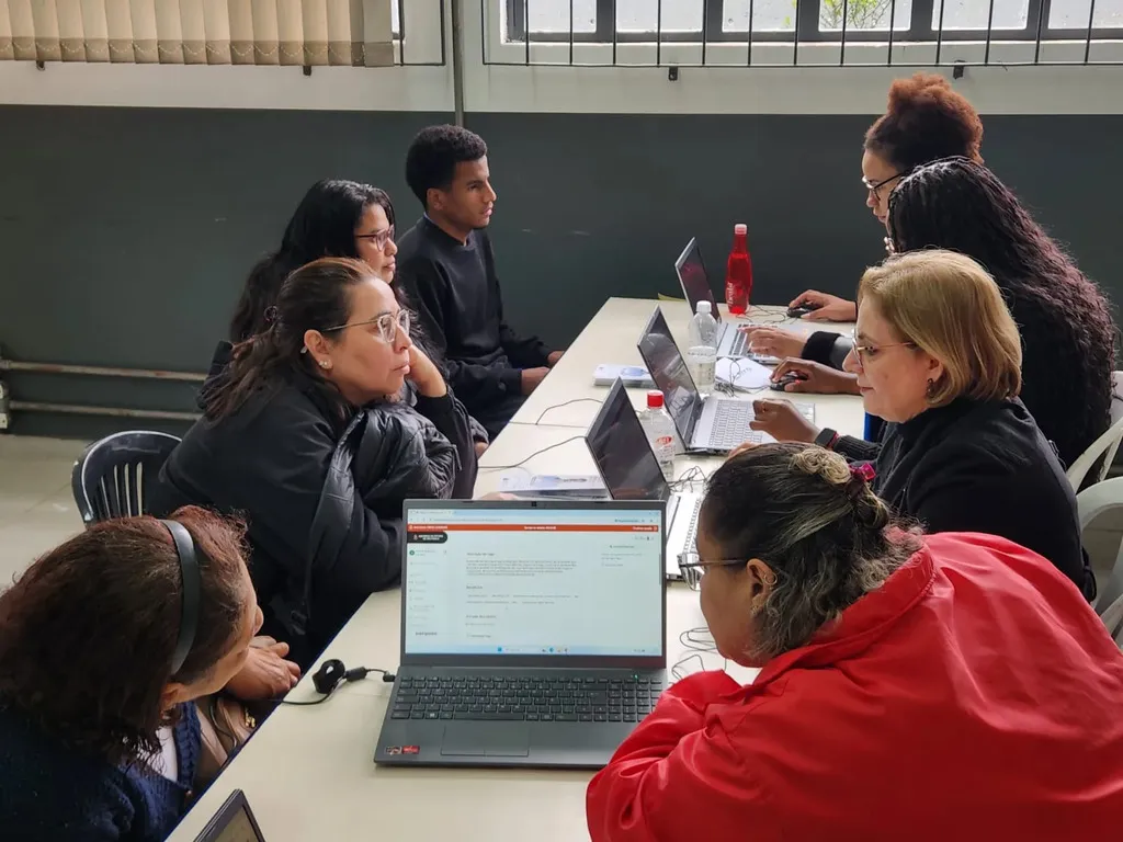 Pessoas sendo atendidas em um Feirão de Empregos