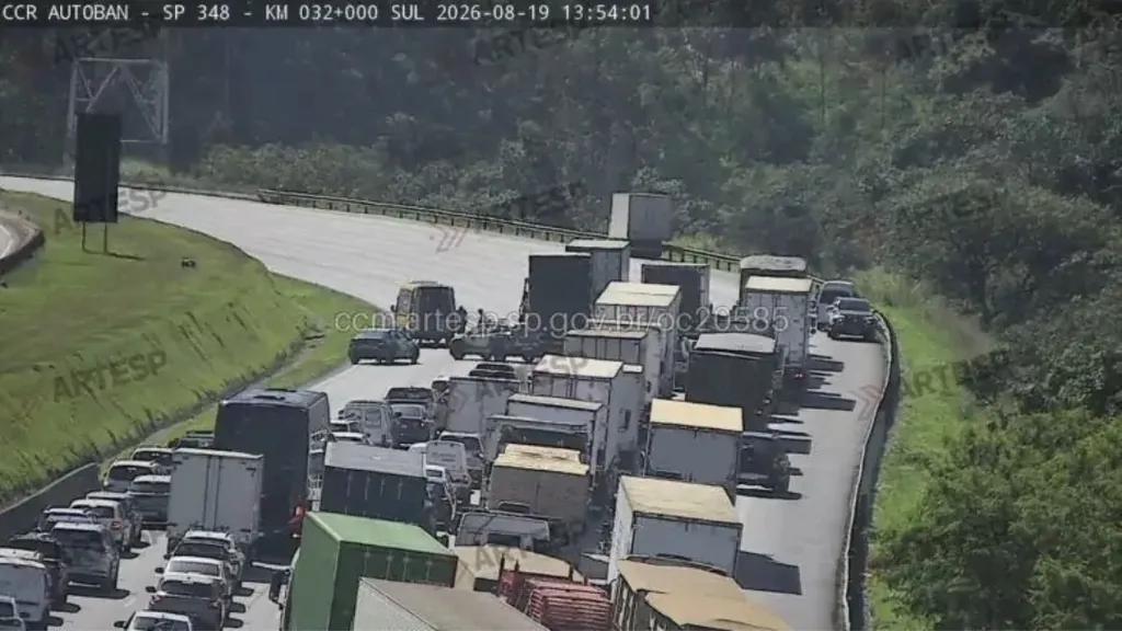Colisão entre caminhões deixa uma pessoa morta na Rodovia dos Bandeirantes, em Caieiras