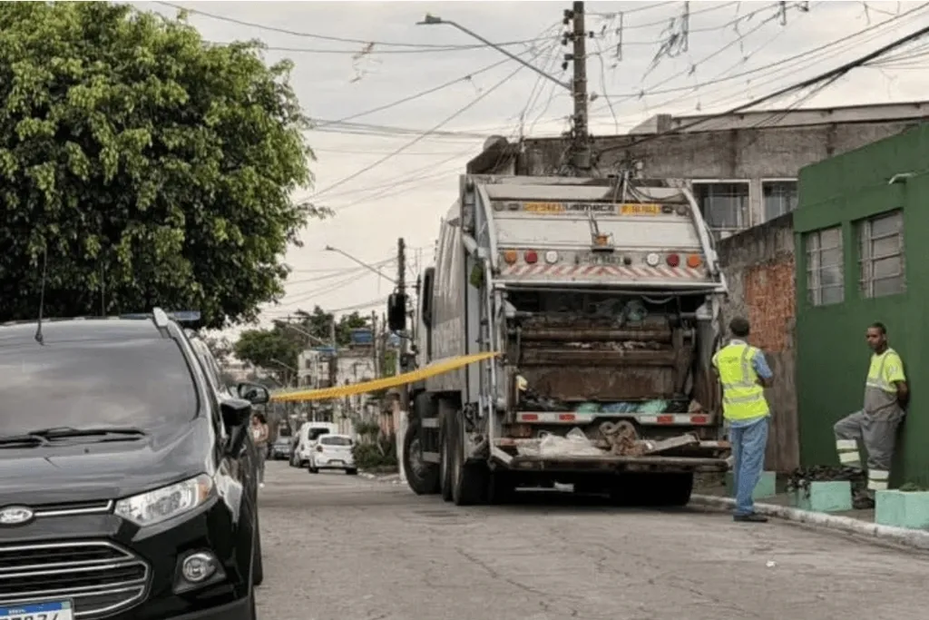 Caminhão de lixo onde corpo de recém-nascido foi encontrado, na Zona Norte de São Paulo