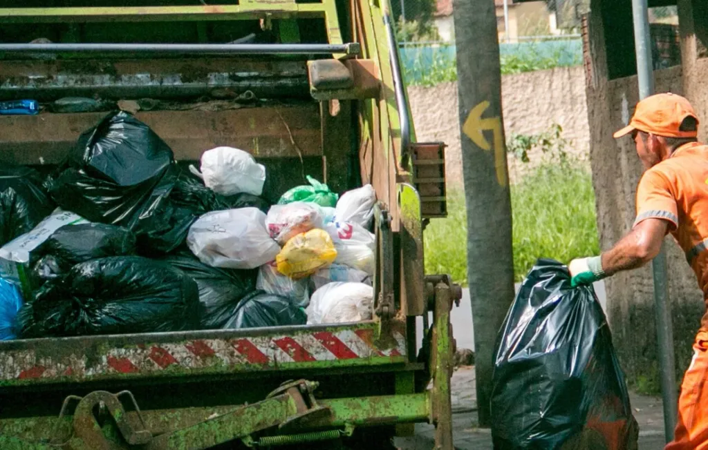 Coletor de lixo morre após cair de caminhão e ser atropelado durante trabalho em Jundiaí