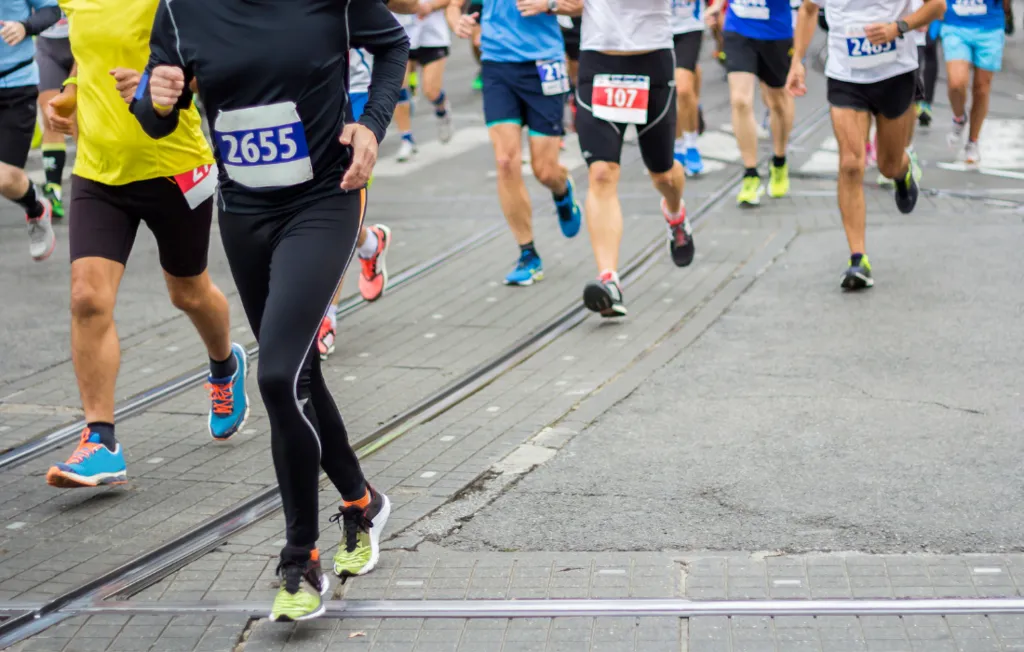 Pessoas competindo em uma corrida de rua