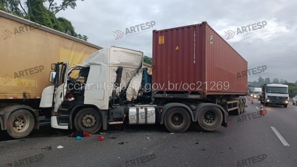 Imagem mostra carretas envolvidas em um engavetamento na Rodovia dos Bandeirantes, em Caieiras