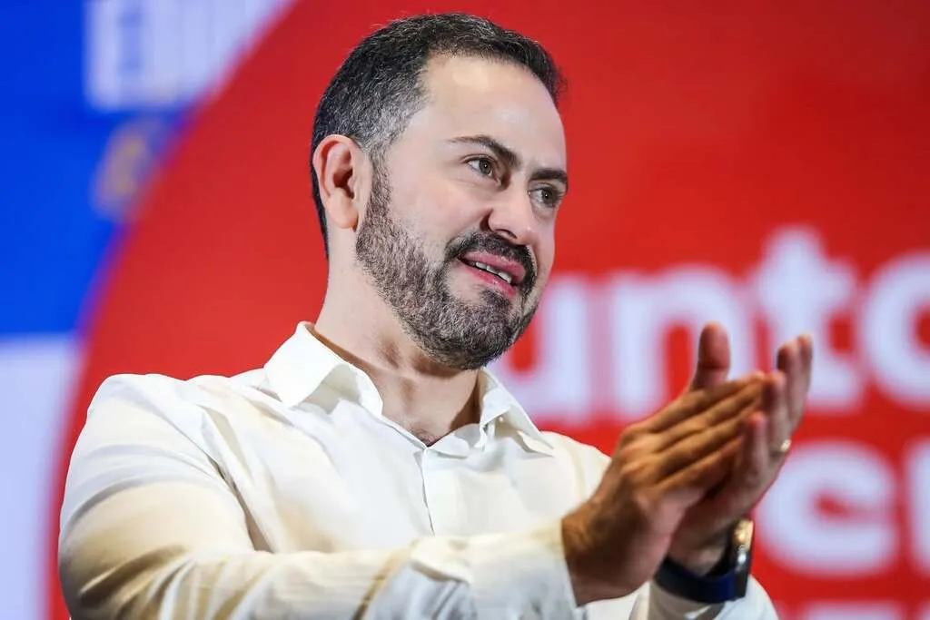 Deputado Federal Kiko Celeguim aplaude um discurso