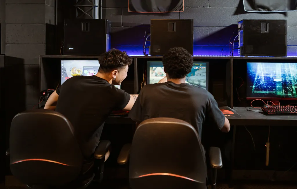 Jovens estudantes com computadores