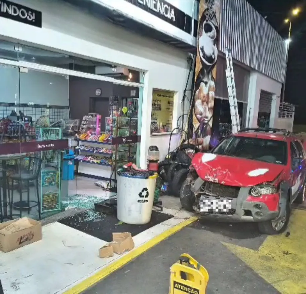 Imagem da frente de carro destruído após invadir posto de combustíveis e atingir um jovem