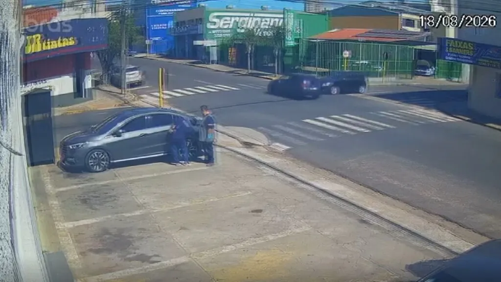 Após colisão, carro invade loja e ‘estaciona’ em vaga sem atingir veículos no interior de SP