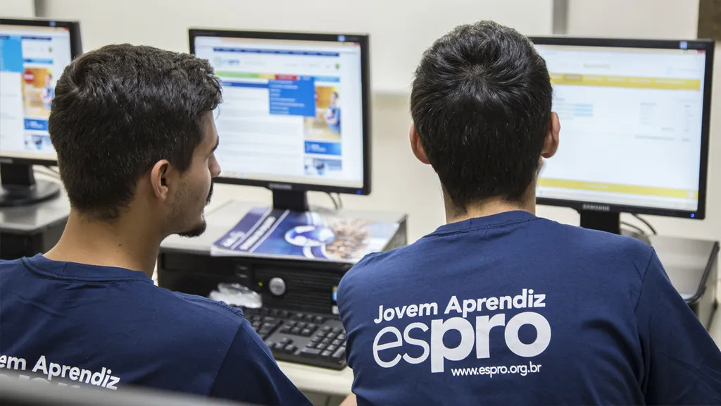 Jovens aprendizes da ESPRO estudando juntos