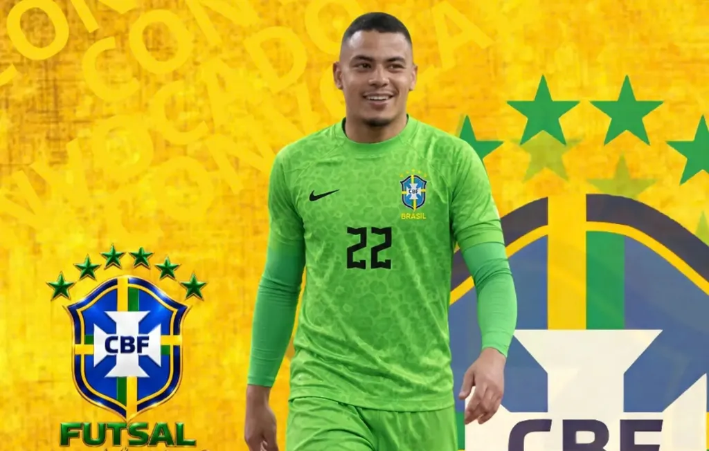 Imagem mostra o atleta Thiago Augusto com o uniforme da seleção brasileira de futsal