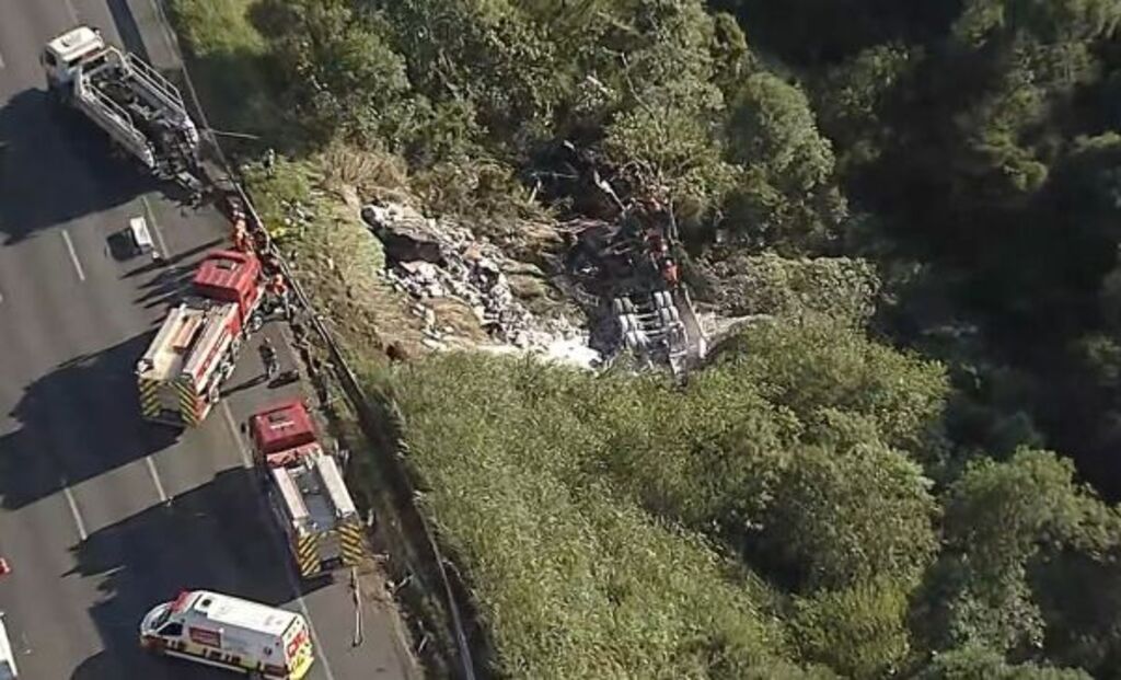 Carreta despenca em ribanceira e causa morte na Rodovia dos Bandeirantes, em Caieiras