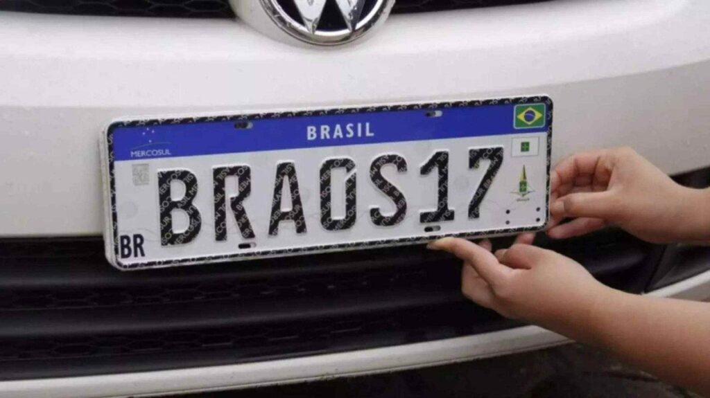 Placas de veículos podem voltar a ter identificação de cidades e estados no Brasil