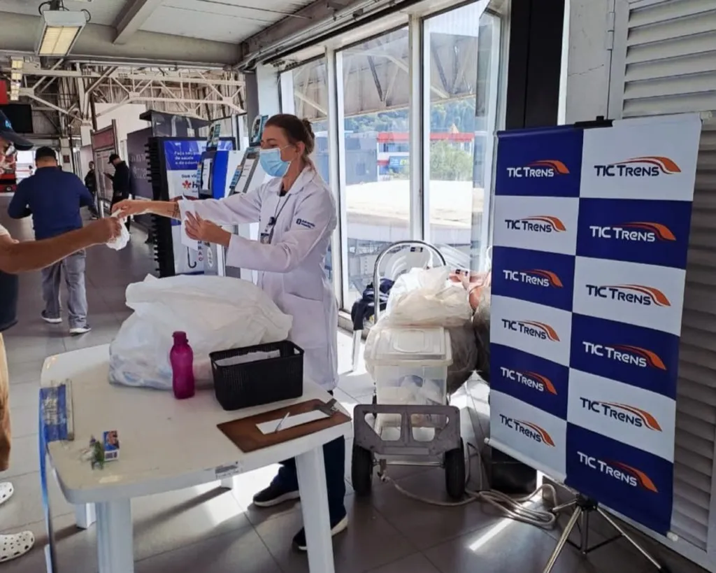 Ação de conscientização e distribuição de kits de higiene bucal na estação Franco da Rocha
