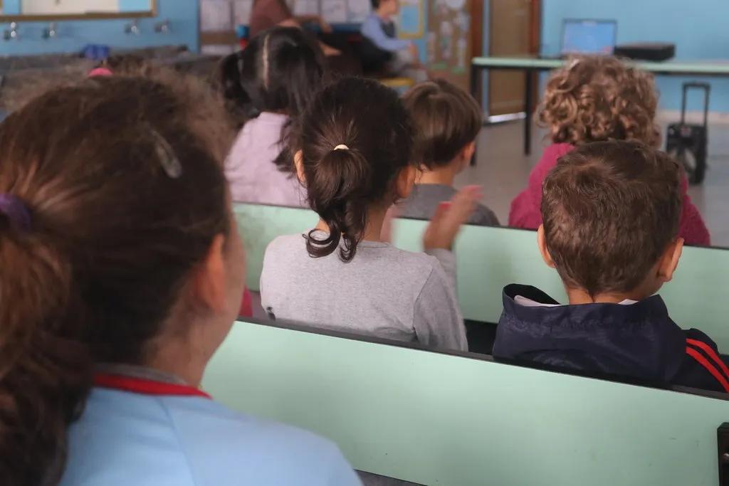 Crianças da rede municipal de ensino de Franco da Rocha em sala de aula