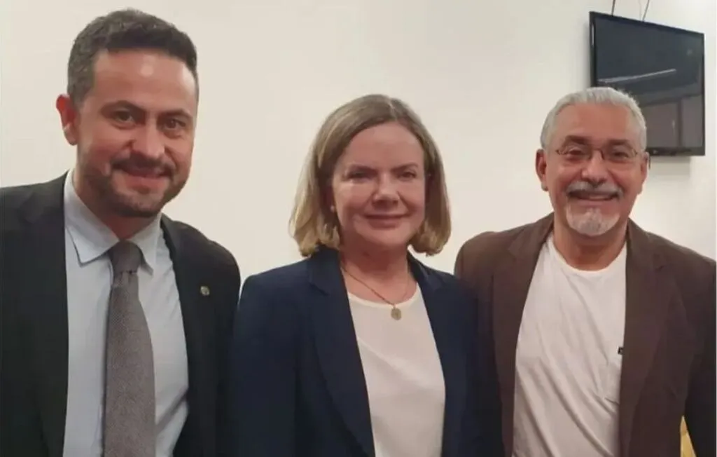 O Deputado Federal Kiko Celeguim ao lado da Deputada Federal Gleisi Hoffmann e do Vereador de São Paulo Senival Moura