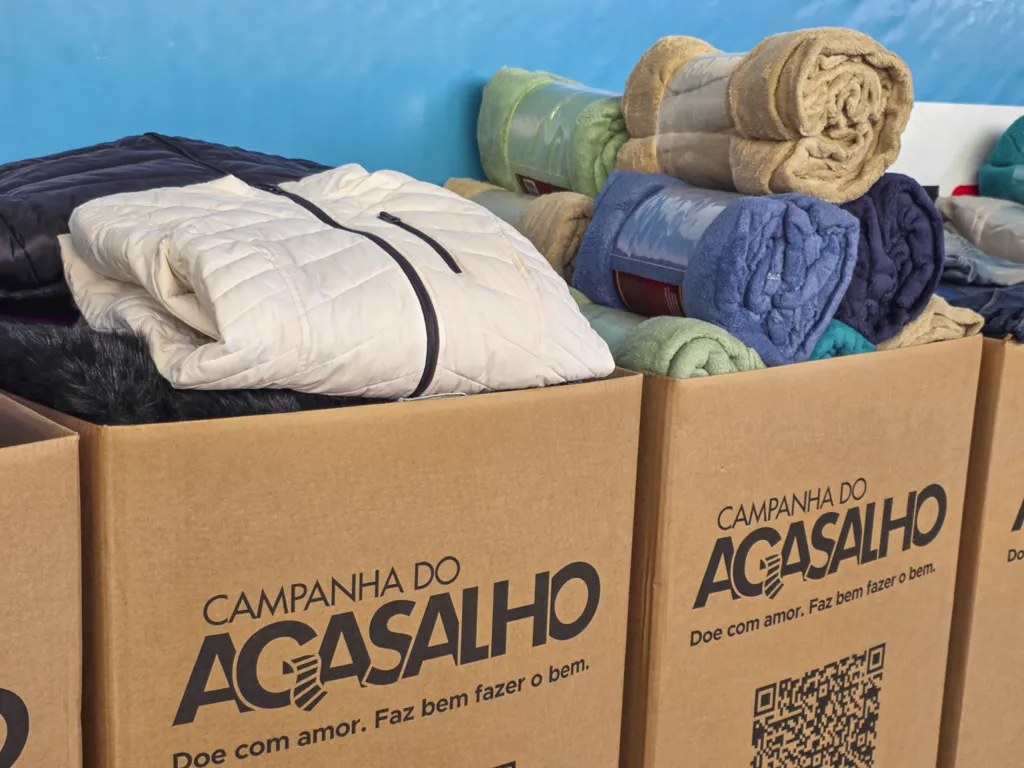 Caixas com doações de agasalhos e cobertores